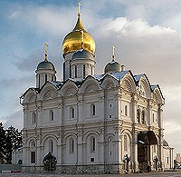 В день Пасхального поминовения успоших Святейший Патриарх Кирилл совершил Божественную литургию и литию в Архангельском соборе Московского Кремля