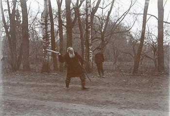 Л. Н. Толстой играет в городки. Ясная Поляна, фото нач. XX в.