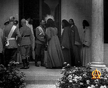 Встреча императора Николая II с представителями духовенства. Кадр из киноархива 