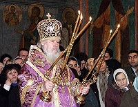 В день празднования иконе Божией Матери "Благодатное Небо" Его Святейшество совершил вечерню и литургию Преждеосвященных Даров в Архангельском соборе Кремля
