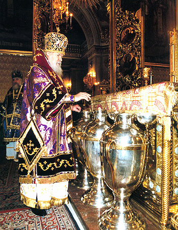 Святейший Патриарх Алексий совершает Чин освящения Святого Мира