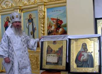 Епископ Ставропольский и Владикавказский Феофан у икон, преданных в дар г. Беслану