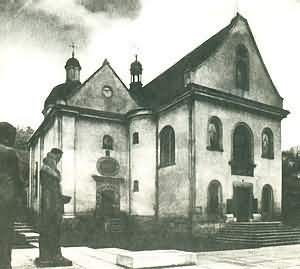 Онуфриевская церковь во Львове (фото 1980-х гг.). На переднем плане - надгробная плита Иоанна Федорова, ныне уничтоженная