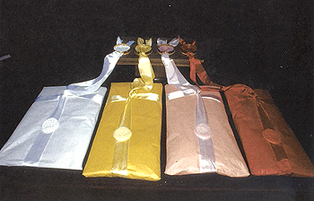 Шелковые мешочки в которых хранятся святыни