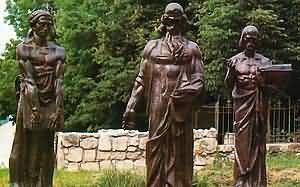 Памятник Иоанну Федорову и его ученикам, стоявший на могиле первопечатника. Скульптор А.Галян, 1977 г. Уничтожен униатскими монахами в 1990-х гг.