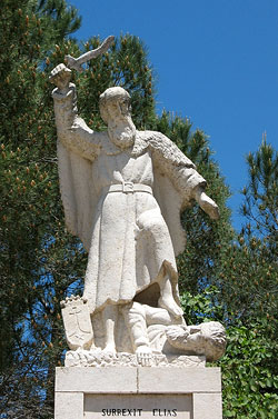 Статуя св. пророка Илии, избивающего вааловых жрецов при входе в кармелитский монастырь