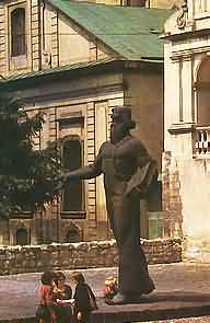 Памятник Иоанну Феодорову во Львове. Скульпторы В.Борисенко и В.Подольский, 1977 г.
