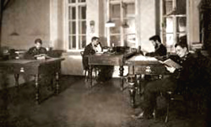 Учащиеся МДА в библиотеке (фото XIX в.)