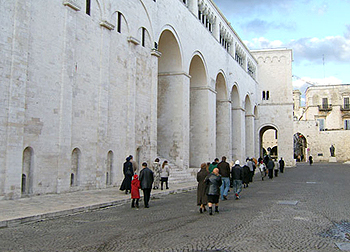Базилика свт. Николая, (слева внизу видны окошки крипты базилики)