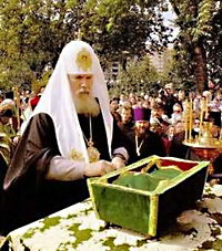 Святейший Патриарх Алексий перед мощами преп. Саввы Сторожевского во время их перенесения в Саввино-Сторожевский монастырь