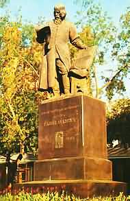 Памятник Иоанну Федорову в Москве. Скульптор С.М.Волнухин, 1909 г.