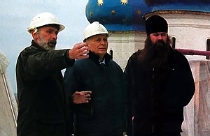 Архимандрит Георгий знакомится с ходом реставрационных работ на колокольне Троице-Сергиевой Лавры 