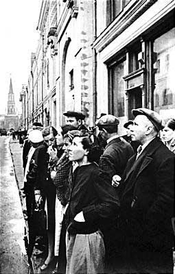 22 июня 1941 года. Жители Москвы узнают о начале войны. Фото - Е. Халдей