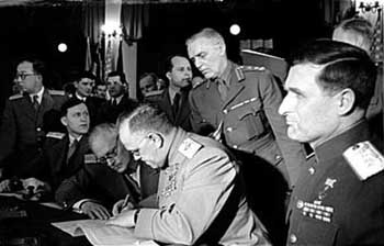 8 мая 1945 года в Карлсхорсте был подписан Акт о безоговорочной капитуляции фашистской Германии. 5 июня 1945 года была подписана Декларация, в которой юридически оформлена капитуляция фашистской Германии. Фото - Е. Халдей