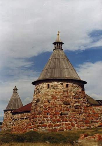 Стены и башни Соловецкого монастыря