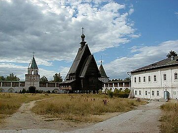 Так выглядел Преображенский храм из села Спас-Вежи на территории костромского Ипатьевского монастыря до пожара 4 сентября 2002 г.