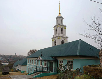 Трапезный храм и колокольня монастыря