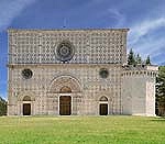 В числе зданий, разрушенных землетрясением в итальянской Аквиле, — базилика XIII века