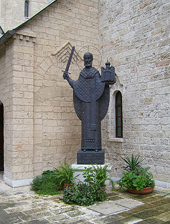 Памятник святителю Николаю возле храма-подвоворья