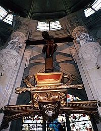 Рака над алтарем церкви Сен-Ле-Сен-Жиль - место первоначального упокоения мощей св. Елены
