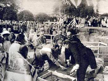 Император Николай II закладывает первый кирпич в основание Феодоровского собора