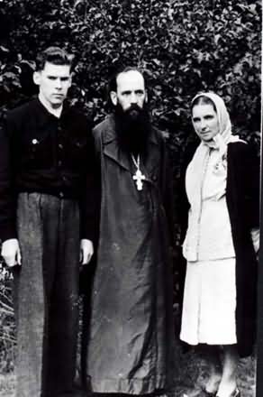 Алексей Ридигер с родителями - священником Михаилом и Еленой Иосифовной Ридигер. 1947 г.
