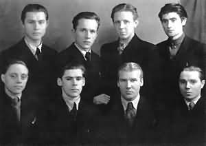 Воспитанники 4-го класса Ленинградской Духовной семинарии. Второй слева в нижнем ряду - Алексей Ридигер. 1949 г.
