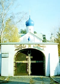 Успенская церковь на русском кладбище Сент-Женевьев-де-Буа близ Парижа