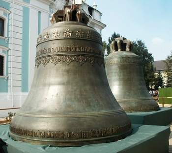Новые колокола перед подъемом на звонницу