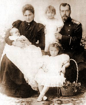 Император Николай Александрович с супругой Александрой Феодоровной и дочерьми Ольгой, Татианой, Марией