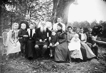 Л. Толстой в кругу семьи