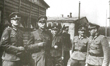 Генерал А.А.Власов с офицерами в Дабендорфской школе РОА