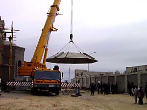 Подьем восьмигранника для купола храма на Байконуре