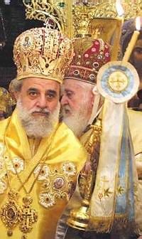 Архиепископ Хризостом (справа) и игумен Киккского монастыря епископ Никифор