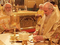 В день святителя Николая, архиепископа Мир Ликийских, Предстоятель совершил Божественную литургию в Богоявленском кафедральном соборе в Елохове