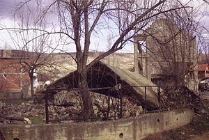Руины храма Введения Пресвятой Богородицы (г.Ораховац, XIV в.), взорван летом 1999 г.