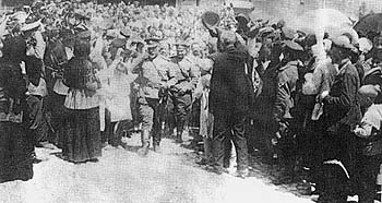 Июнь 1919 года. Народ приветствует Деникина после освобождения Царицына
