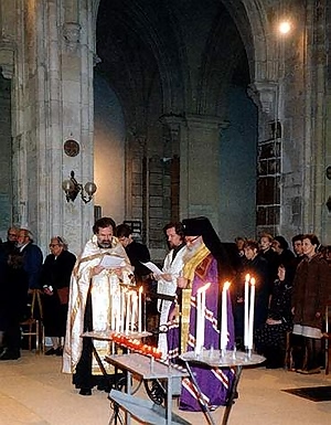 Архиепископ Сергий совершает молебен перед мощами св. Царицы Елены в парижском храме Сен-Лё-Сен-Жиль