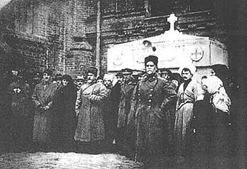 Деникин и Филимонов у могилы генерала Алексеева. Екатеринодар, 1919 год