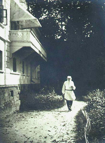 Л. Н. Толстой возле Яснополянского дома. Фото нач XX в.