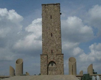 Памятник битвы на Косовом поле в Приштине