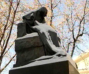 Памятник Гоголю во дворике дома-музея на Никитском бульваре