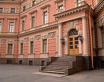 Один из входов в Михайловский замок в Санкт-Петербурге