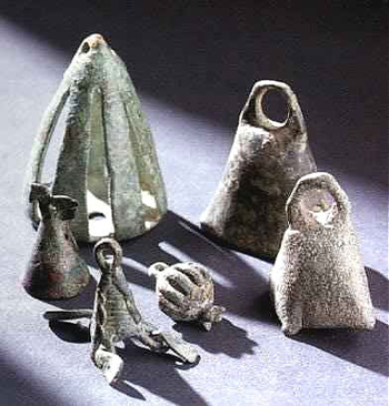 Бронзовые колокольчики и бубенцы. Луристан (область на западе современного Ирана),1 тыс. до н.э. и 1-2 век н.э.Коллекция IEAC Midi-Pyrenees, Франция