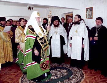 Патриарх Алексий совершает освящение здания редакции 