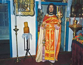 Священник Лев Ефремидис в храме д. Лакедемоновка