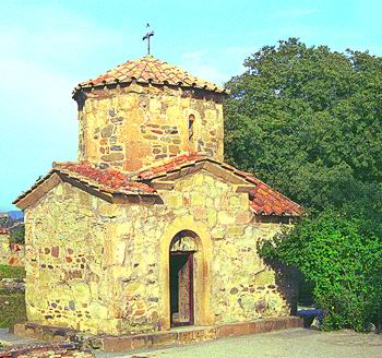 Ежевичный куст и церковь св. Нины в монастыре Самтавро в Мцхете