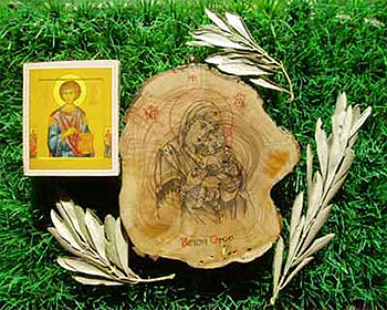 Икона Божией Матери Сладкое лобзание на дереве Пантелеимоновой маслины