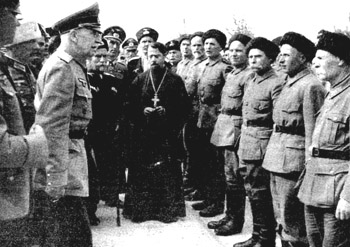 Генерал П.Н. Краснов беседует с казаками одной из частей Казачьего стана Русской Освободительной армии