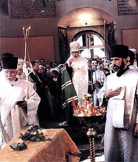 Богослужение в Свято-Даниловом монастыре 30 мая 2000 г. (фото- ОВЦС МП)